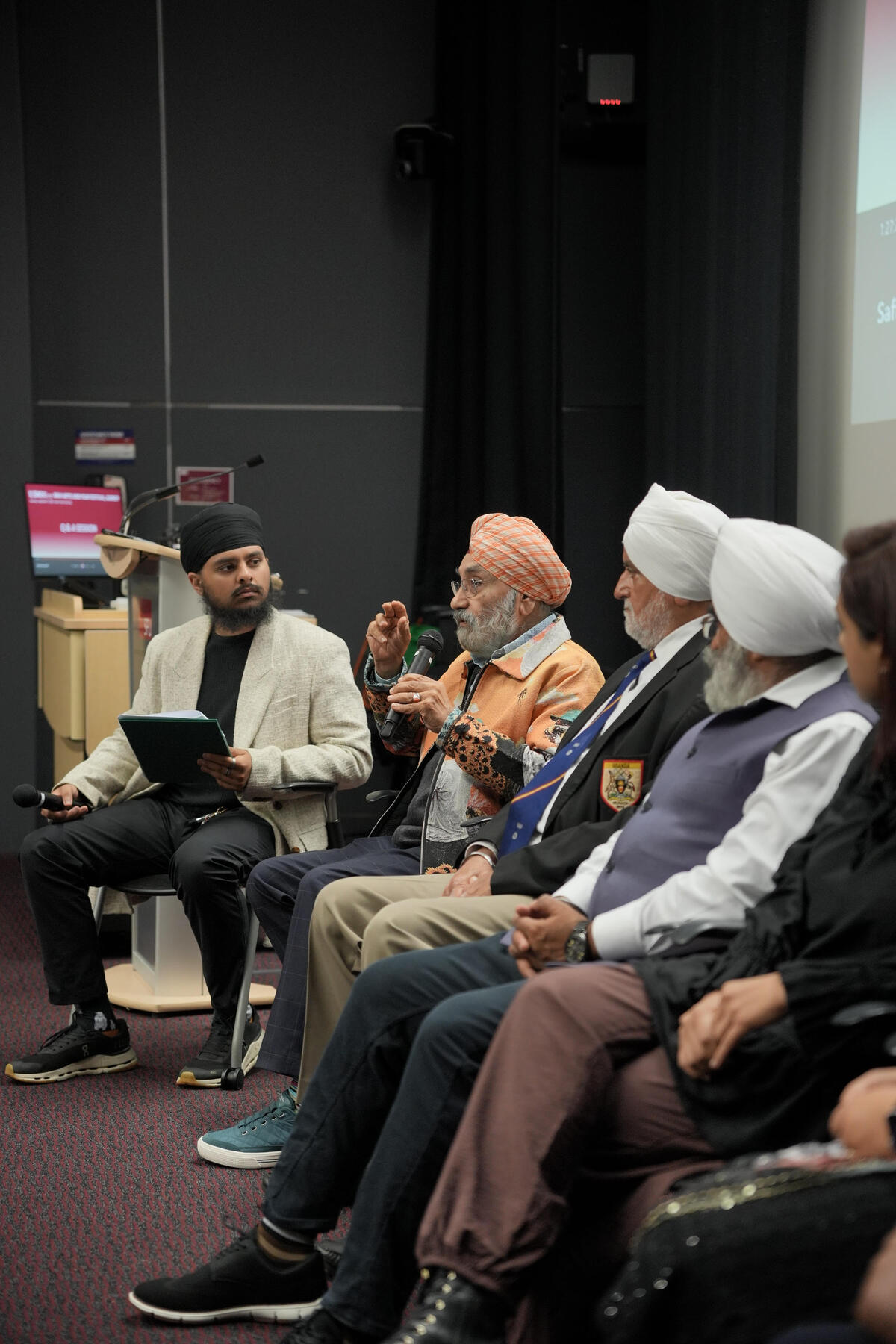 Panel conversation vertical
